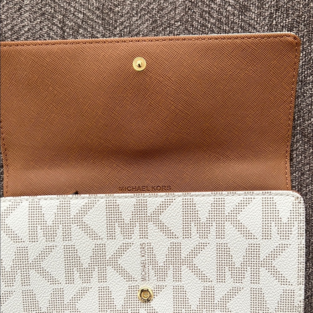 Michael Kors Fulton Flap Continental Wallet Vanilla - Picture 2 of 8